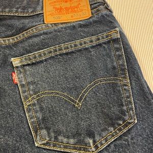 Men’s Levi’s 505 100% cotton jeans. Size 33x32.